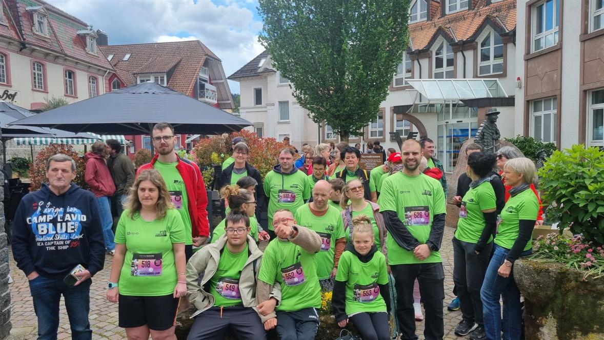 Auf dem Gruppenfoto sind mehrere Teilnehmer des Spendenlaufs zu sehen.