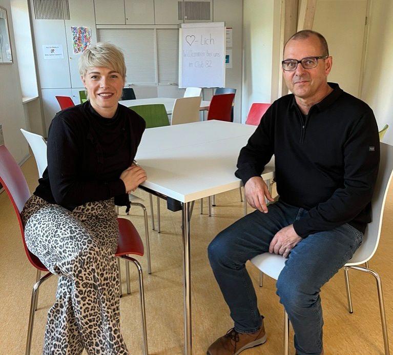 Judirt Schwarz und Helmut Walther sitzen an den gespendeten Tischen und Stühlen